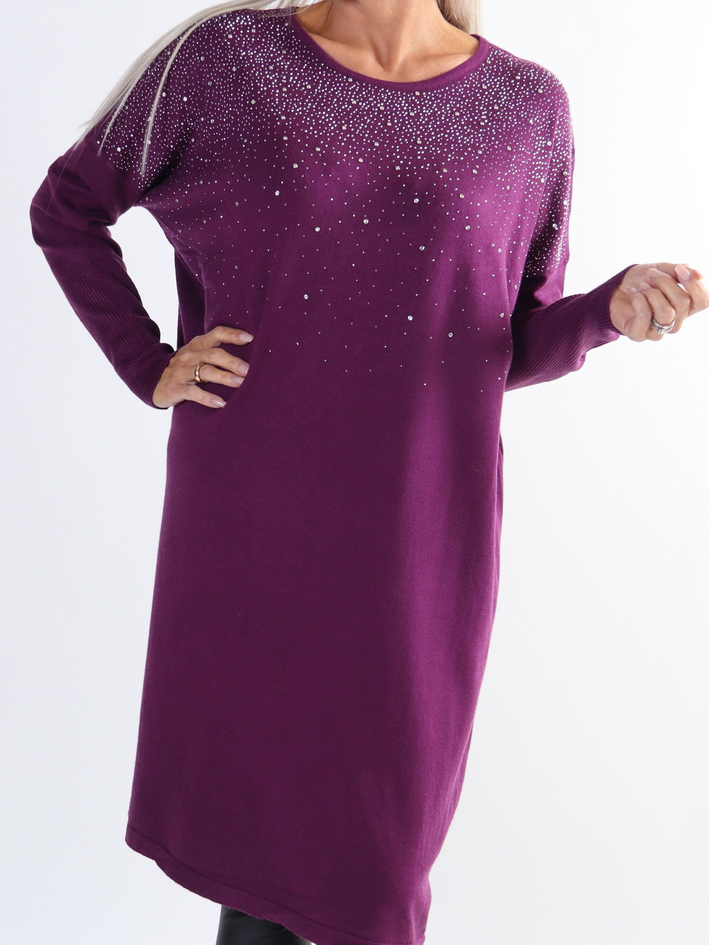 Yasha - Blød plus size strikkjole i strækbart stof pyntet med similisten